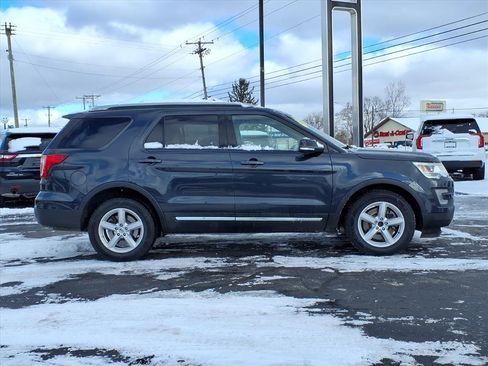 Used 2017 Ford Explorer XLT w/ Equipment Group 201A image 11