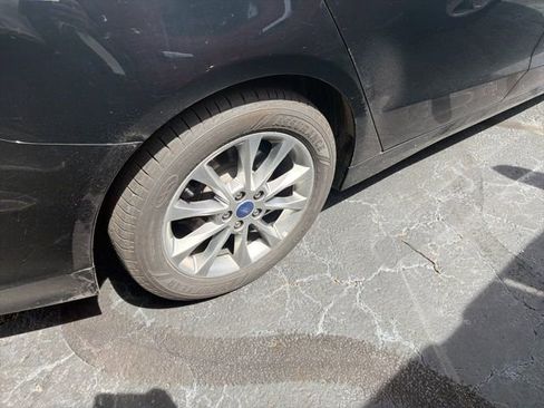 Used 2017 Ford Fusion SE w/ Fusion SE Technology Package FWD image 9