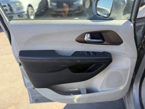 Used 2019 Chrysler Pacifica Touring Plus w/ Tire & Wheel Group image 10