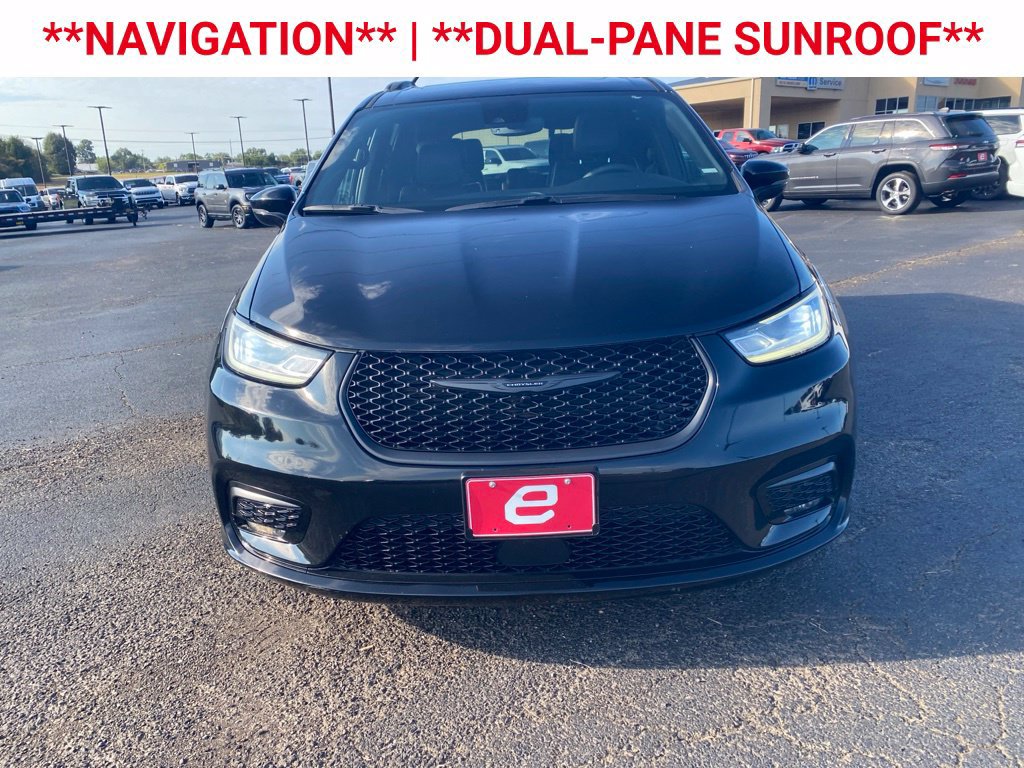 Used 2025 Chrysler Pacifica Limited FWD image 2