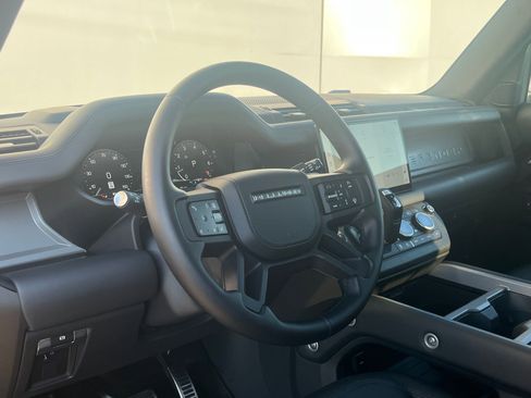 Used 2025 Land Rover Defender 110 V8 image 4