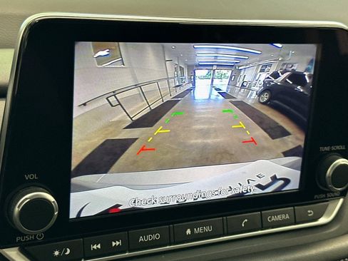 Used 2025 Nissan Rogue SV FWD image 22
