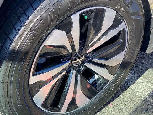 Certified 2024 Volkswagen Atlas SE image 19