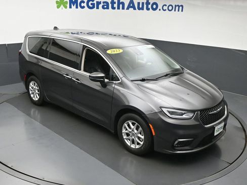 Used 2023 Chrysler Pacifica Touring-L FWD image 3