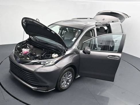 Used 2022 Toyota Sienna LE w/ LE Plus Package FWD image 42
