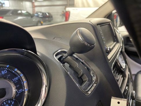 Used 2016 Chrysler Town & Country Touring image 21