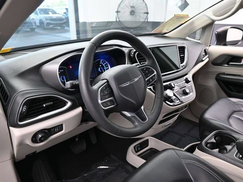 Used 2023 Chrysler Pacifica Touring-L FWD image 10