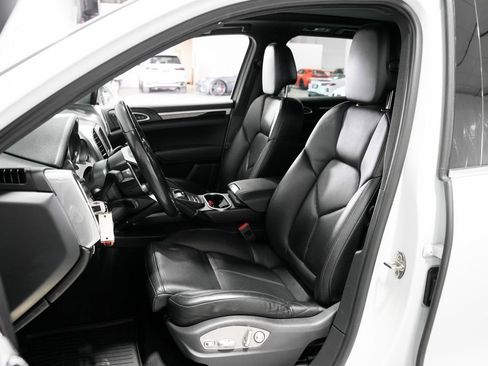 Used 2015 Porsche Cayenne S image 9
