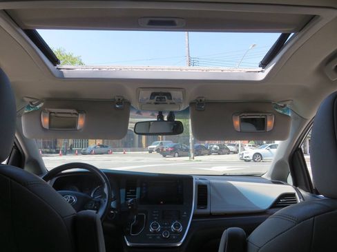 Used 2016 Toyota Sienna Limited Premium FWD image 13