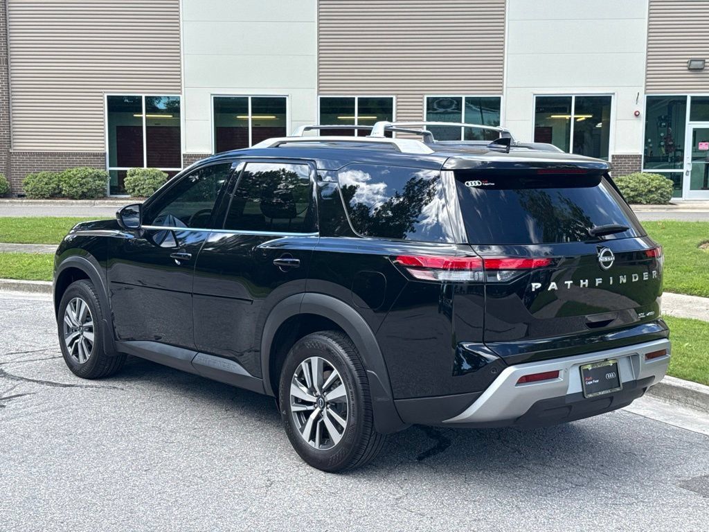 Used 2023 Nissan Pathfinder SL AWD/4WD image 3