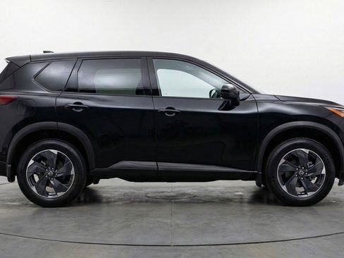 Used 2025 Nissan Rogue SV image 9