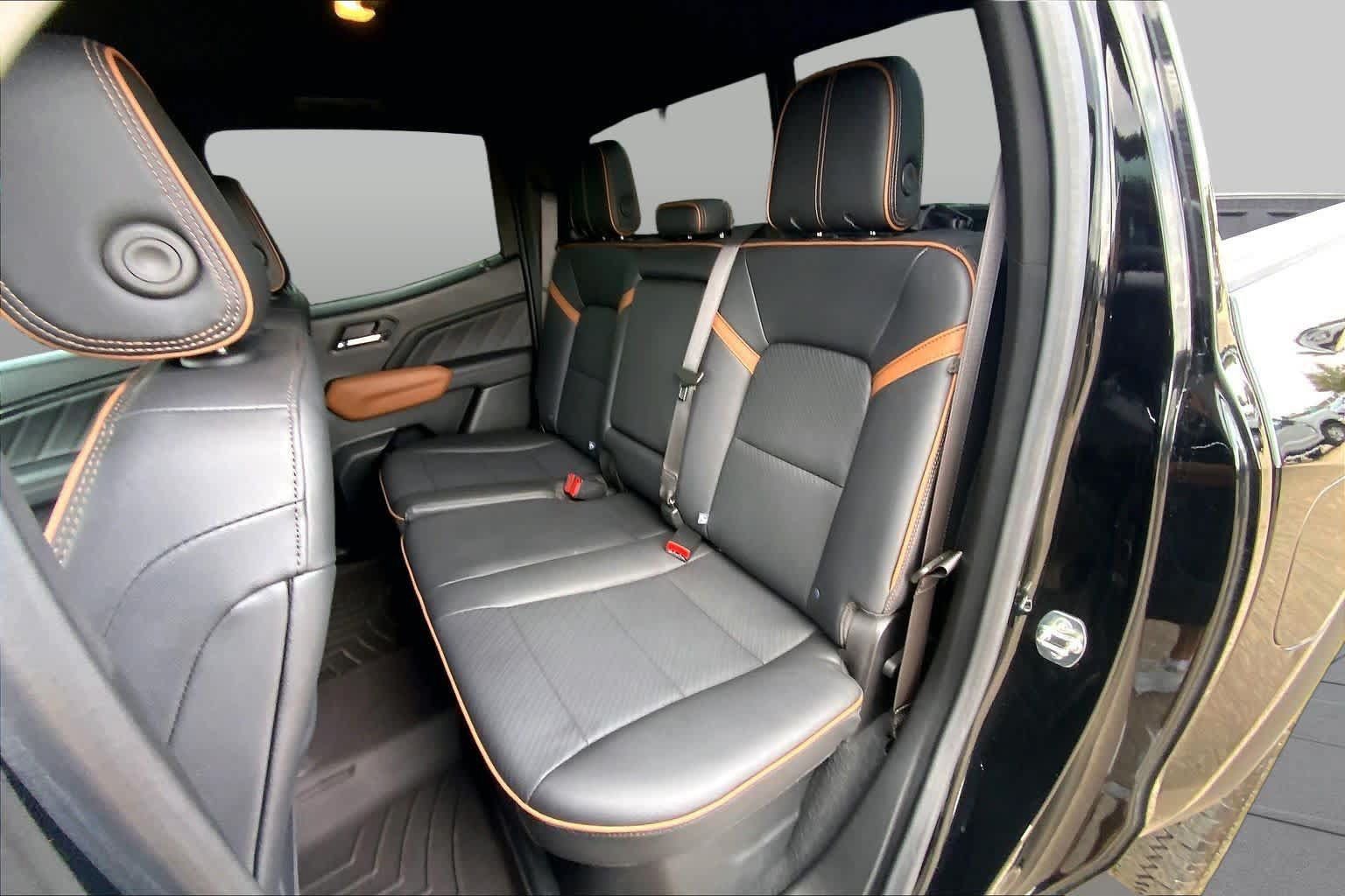 Used 2024 GMC Canyon AT4 w/ AT4 Premium Package AWD/4WD image 21