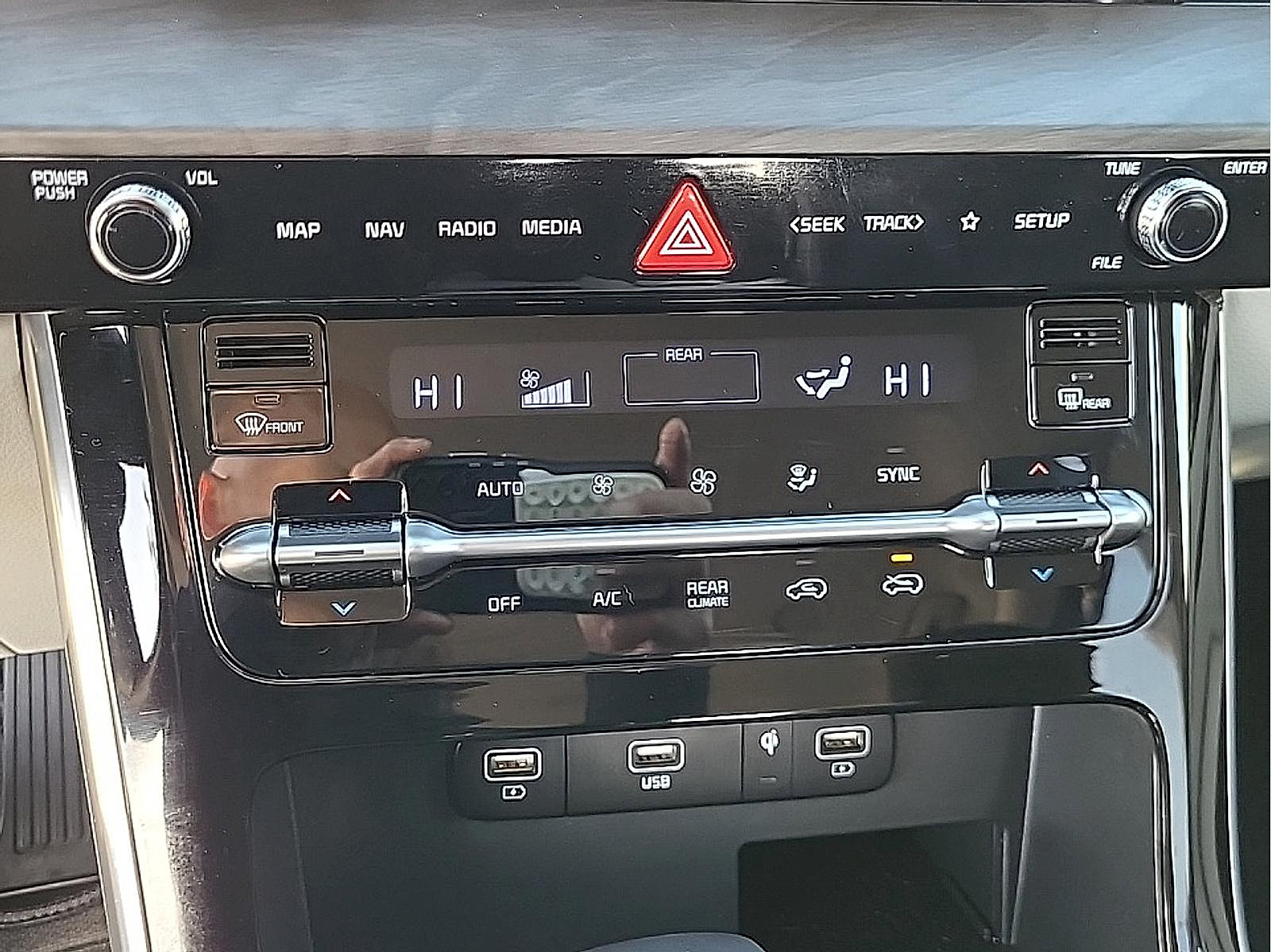 Used 2024 Kia Carnival EX FWD image 25