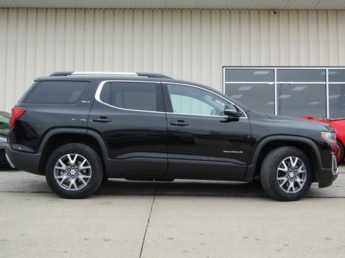 Used 2023 GMC Acadia SLT image 2