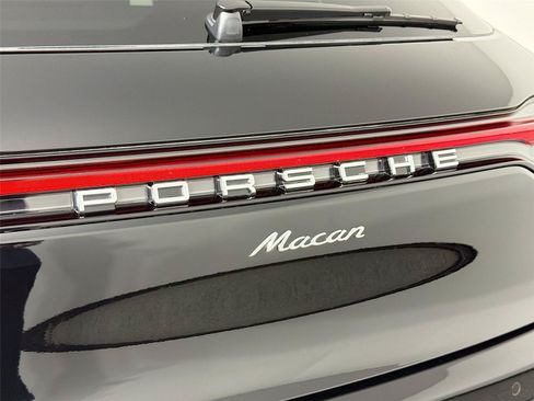 Certified 2026 Porsche Macan AWD/4WD image 17