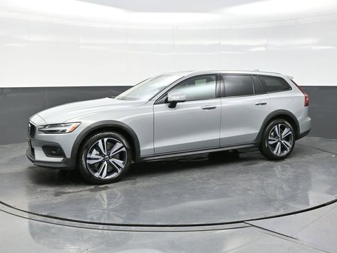 Used 2025 Volvo V60 B5 Cross Country Plus image 3
