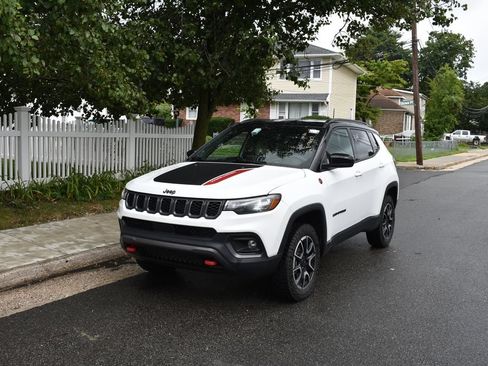 Used 2025 Jeep Compass Trailhawk AWD/4WD image 3
