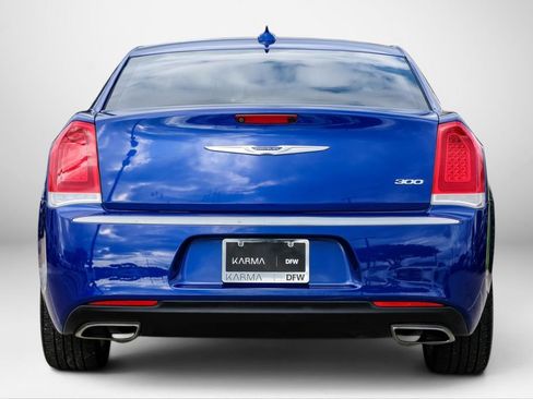 Used 2019 Chrysler 300 Touring w/ Chrome Appearance Package RWD image 6