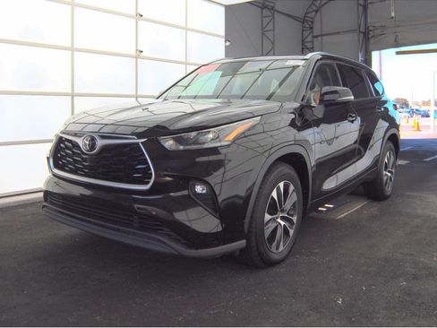 Used 2021 Toyota Highlander XLE image 30