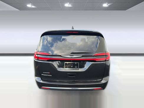 Used 2023 Chrysler Pacifica Touring-L FWD image 10
