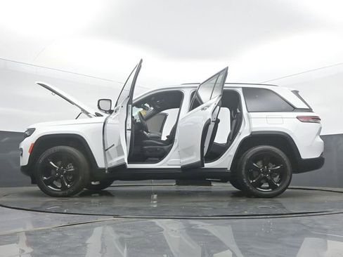 Used 2023 Jeep Grand Cherokee Altitude AWD/4WD image 57