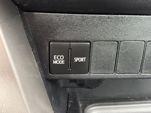 Used 2018 Toyota RAV4 XLE FWD image 23