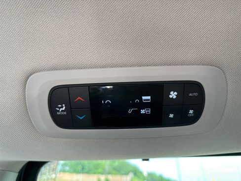 Used 2024 Chrysler Pacifica Touring-L FWD image 31