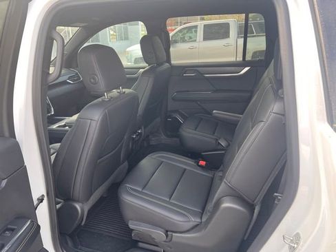 Used 2025 GMC Acadia Elevation w/ Elevation Premium Package image 12