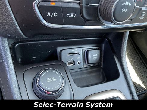 Used 2015 Jeep Cherokee Latitude w/ Cold Weather Group AWD/4WD image 15