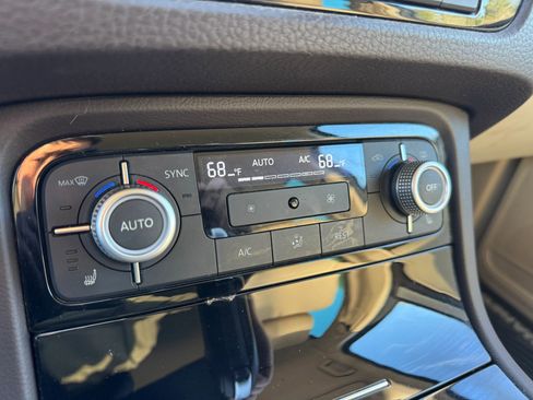 Used 2016 Volkswagen Touareg Sport image 24