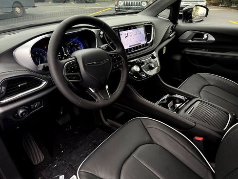 New 2026 Chrysler Pacifica Limited image 12