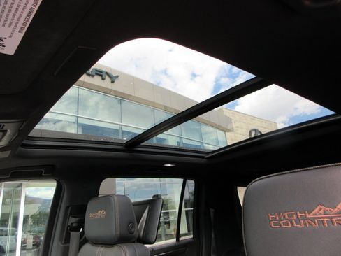 Used 2025 Chevrolet Suburban High Country AWD/4WD image 19