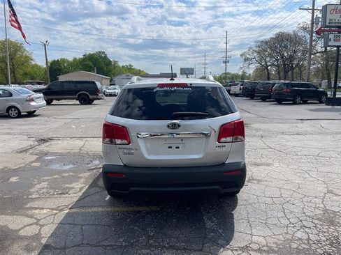 Used 2012 Kia Sorento LX w/ Third Row Pkg FWD image 6