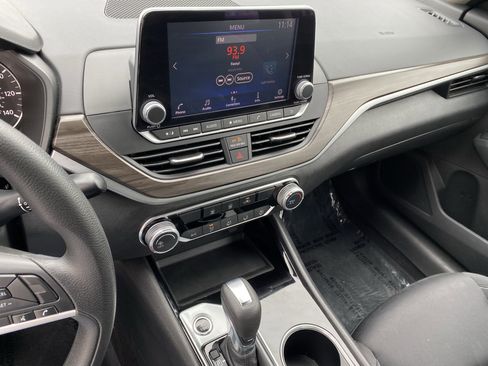 Used 2024 Nissan Altima 2.5 SV image 18