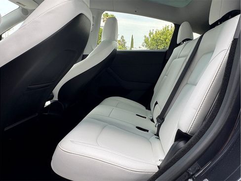Used 2024 Tesla Model Y Long Range AWD/4WD image 17
