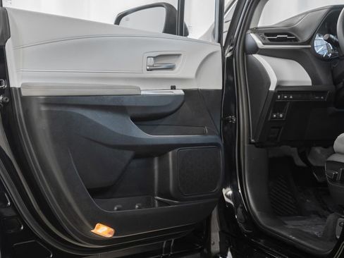 Used 2025 Toyota Sienna XLE image 38