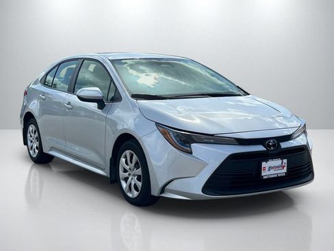 Used 2025 Toyota Corolla LE FWD image 3