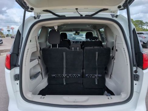Used 2023 Chrysler Voyager LX FWD image 5