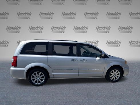 Used 2011 Chrysler Town & Country Touring-L w/ Entertainment Group #2 FWD image 10