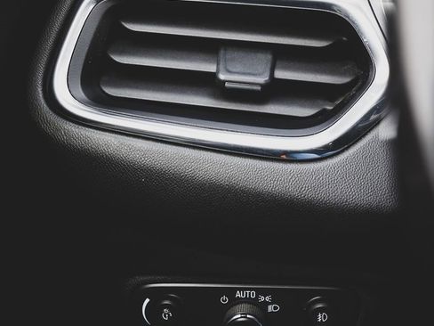 Used 2020 Chevrolet Equinox LT FWD image 11