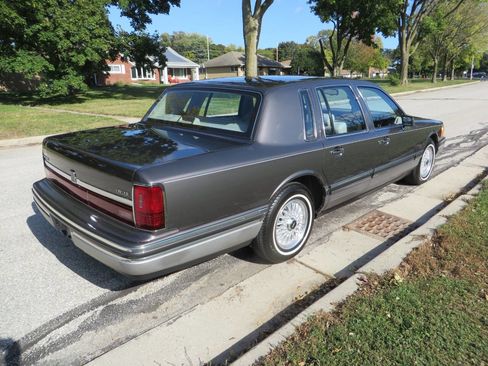 Used 1992 Lincoln Town Car Signature image 5
