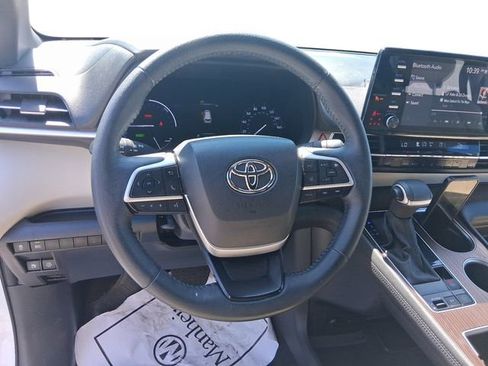 Used 2023 Toyota Sienna XLE FWD image 13