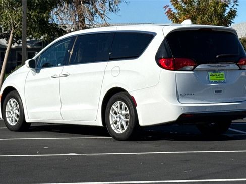 Used 2020 Chrysler Pacifica Touring image 3
