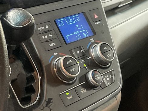 Used 2017 Toyota Sienna LE image 10