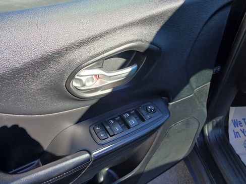 Used 2016 Jeep Cherokee Limited w/ Technology Group AWD/4WD image 5