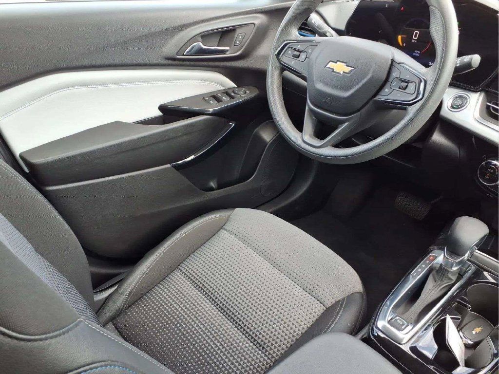Used 2025 Chevrolet Trax LT FWD image 10