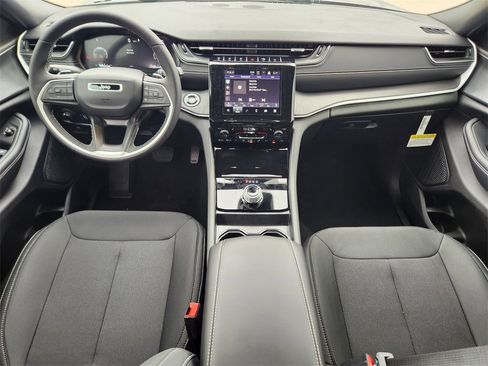 New 2025 Jeep Grand Cherokee Laredo w/ Luxury Tech Group I image 19