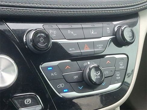 Used 2021 Chrysler Pacifica Limited w/ Premium & Safety Sphere Group image 15