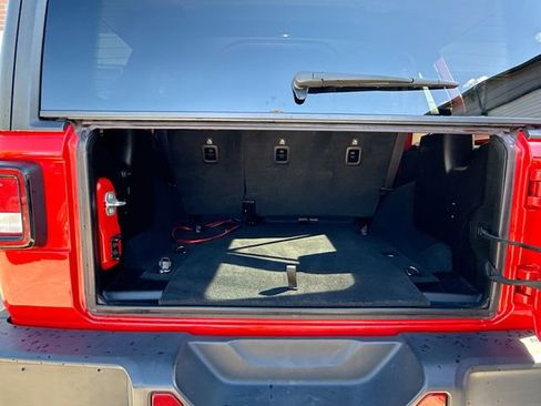 Used 2019 Jeep Wrangler Unlimited Sahara image 24