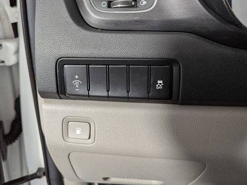 Used 2021 Kia Sedona LX image 29